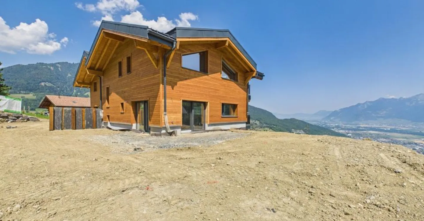 Modern Chalet with Panoramic Views - Photo 2 of 8