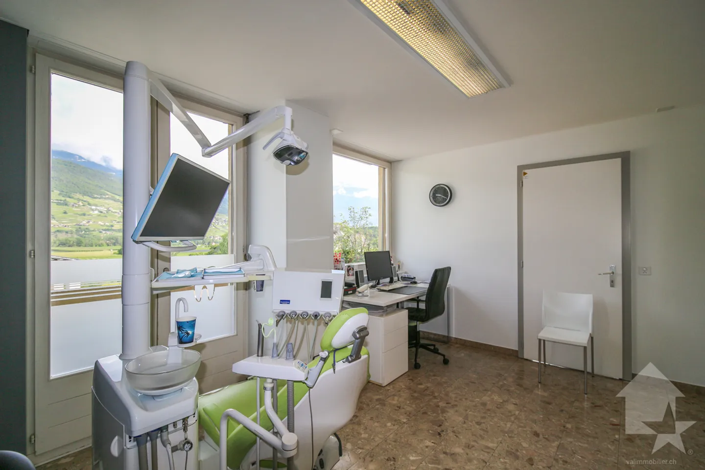 Spazio di lavoro luminoso e attraversante di 115 m2 idealmente situato - Foto 9 di 17