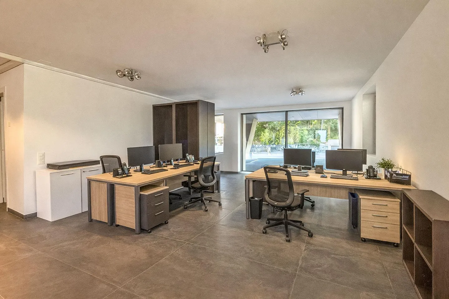 Büro im Open Space in Massagno mit Schaufenstern zur Straße und 3 Stellplätzen - Foto 3 von 7