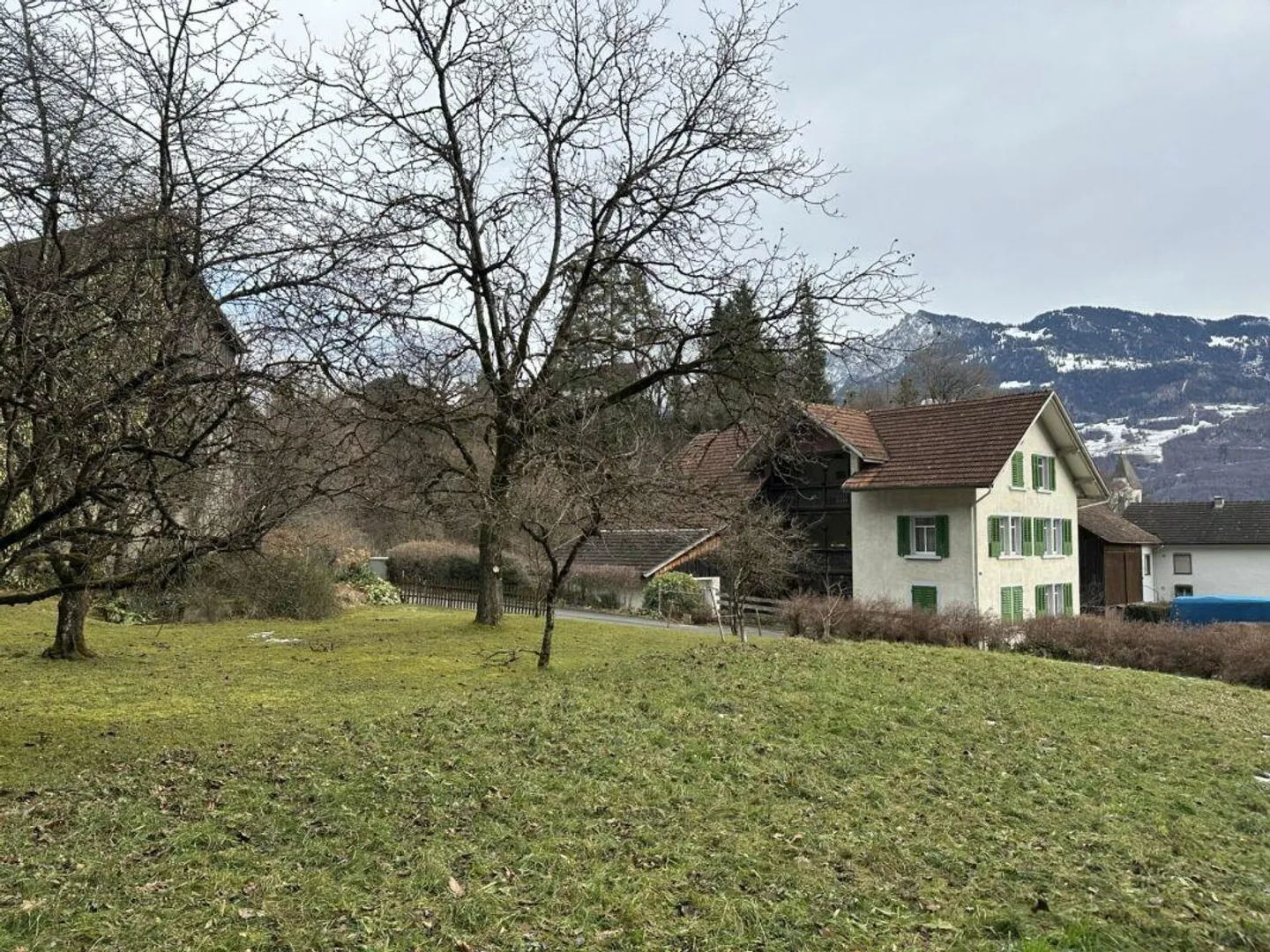787 m2 di terreno edificabile nella zona centrale del villaggio di Sevelen con vecchia casa residenziale e fienile - Foto 1 di 10