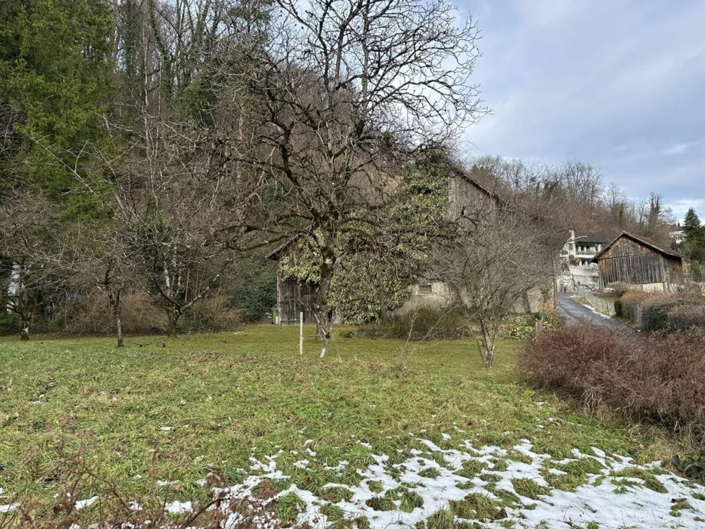 787 m2 di terreno edificabile nella zona centrale del villaggio di Sevelen con vecchia casa residenziale e fienile - Foto 2 di 10