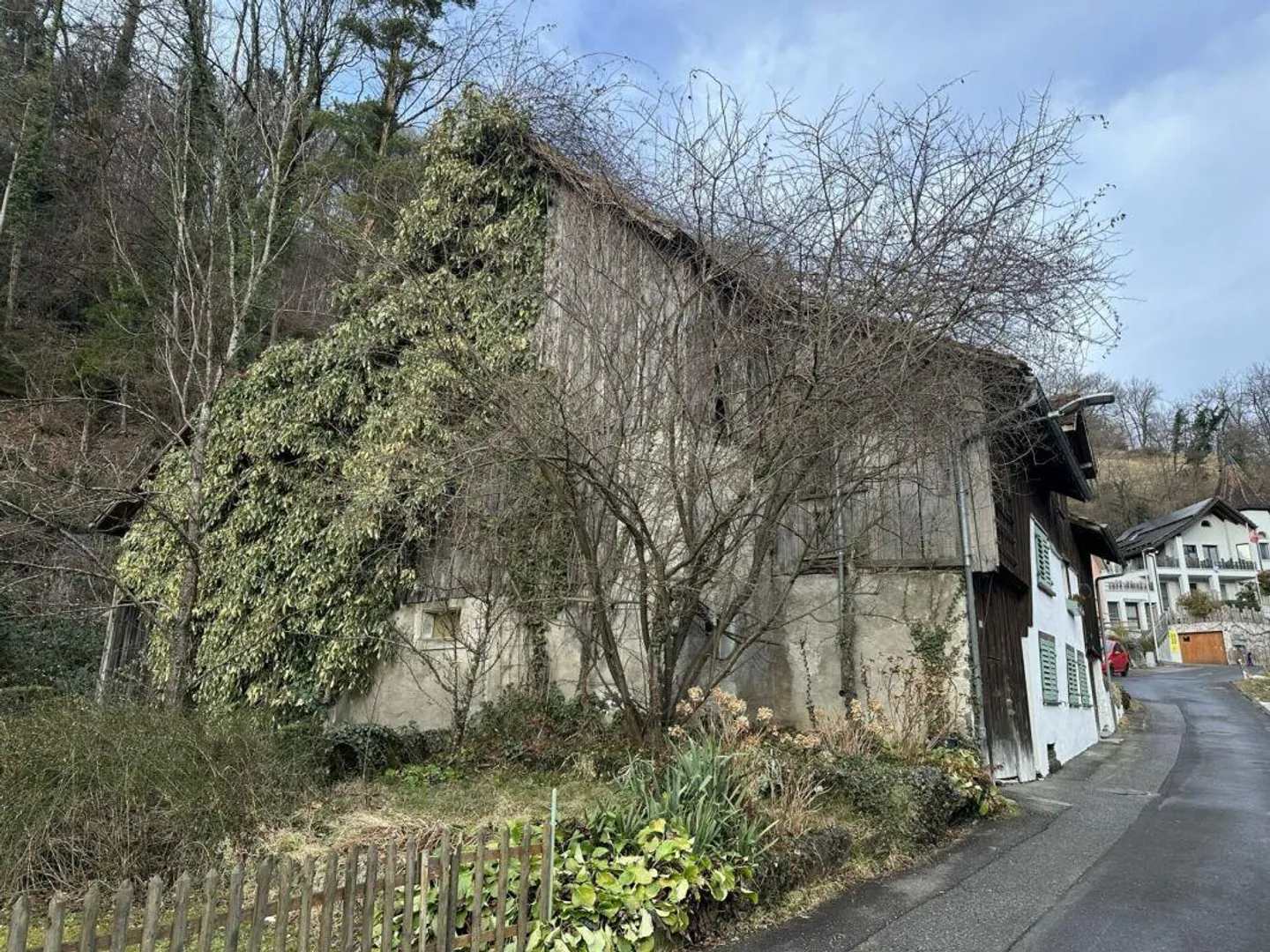 787 m2 di terreno edificabile nella zona centrale del villaggio di Sevelen con vecchia casa residenziale e fienile - Foto 4 di 10