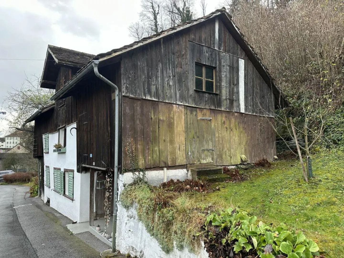 787 m2 di terreno edificabile nella zona centrale del villaggio di Sevelen con vecchia casa residenziale e fienile - Foto 3 di 10