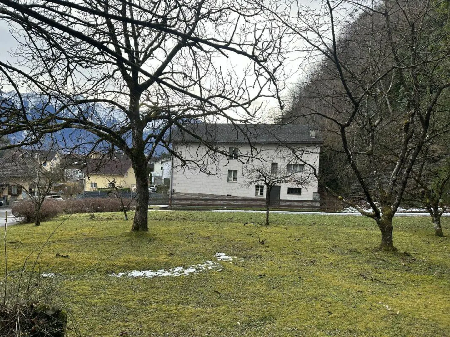 787 m2 di terreno edificabile nella zona centrale del villaggio di Sevelen con vecchia casa residenziale e fienile - Foto 5 di 10