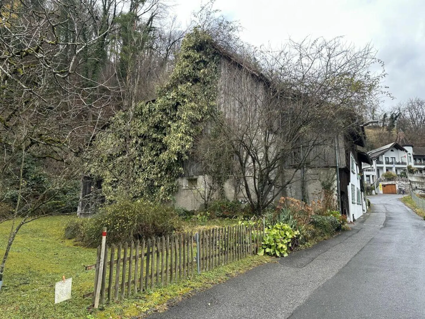 787 m2 di terreno edificabile nella zona centrale del villaggio di Sevelen con vecchia casa residenziale e fienile - Foto 6 di 10