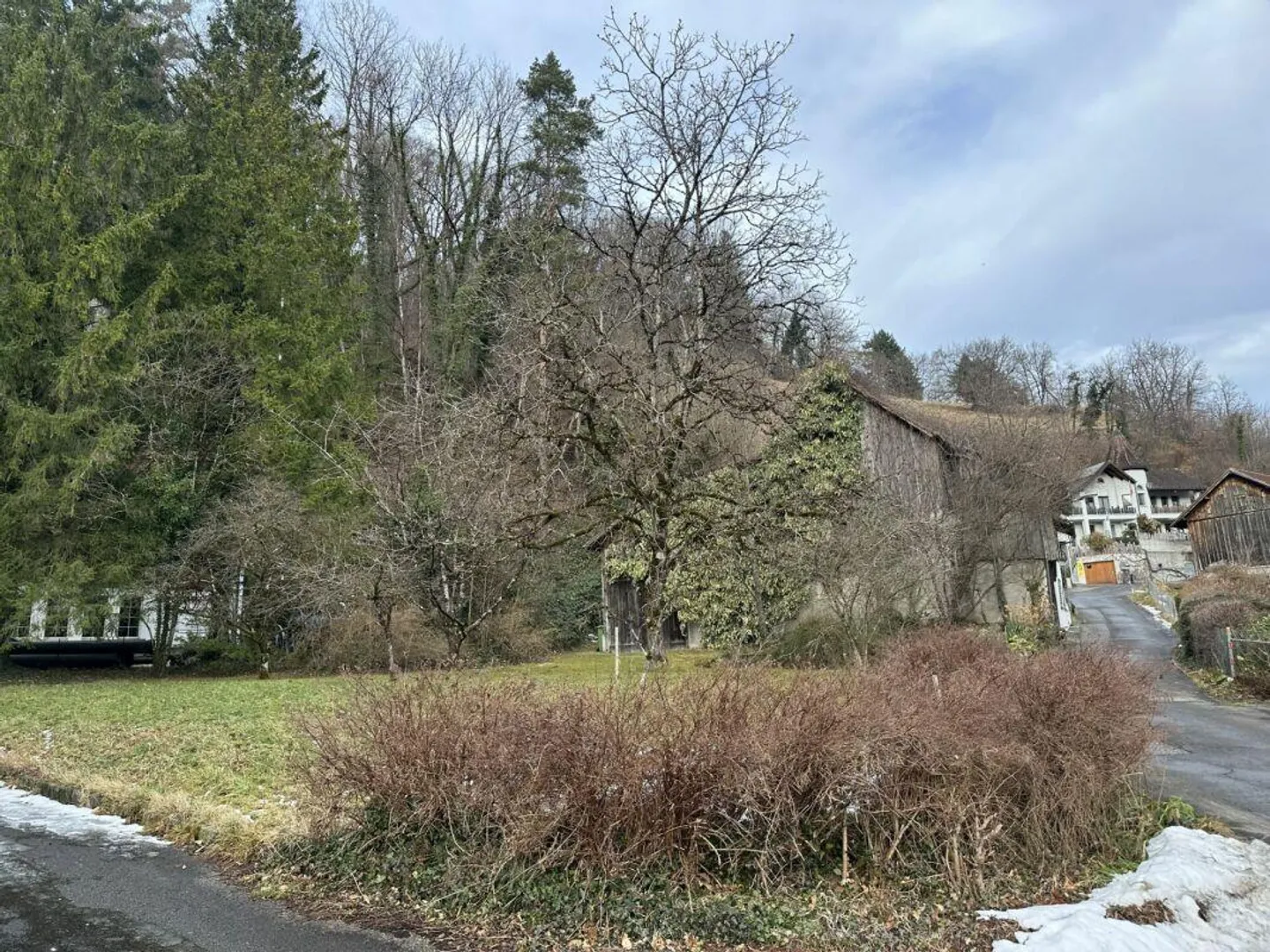 787 m2 di terreno edificabile nella zona centrale del villaggio di Sevelen con vecchia casa residenziale e fienile - Foto 7 di 10