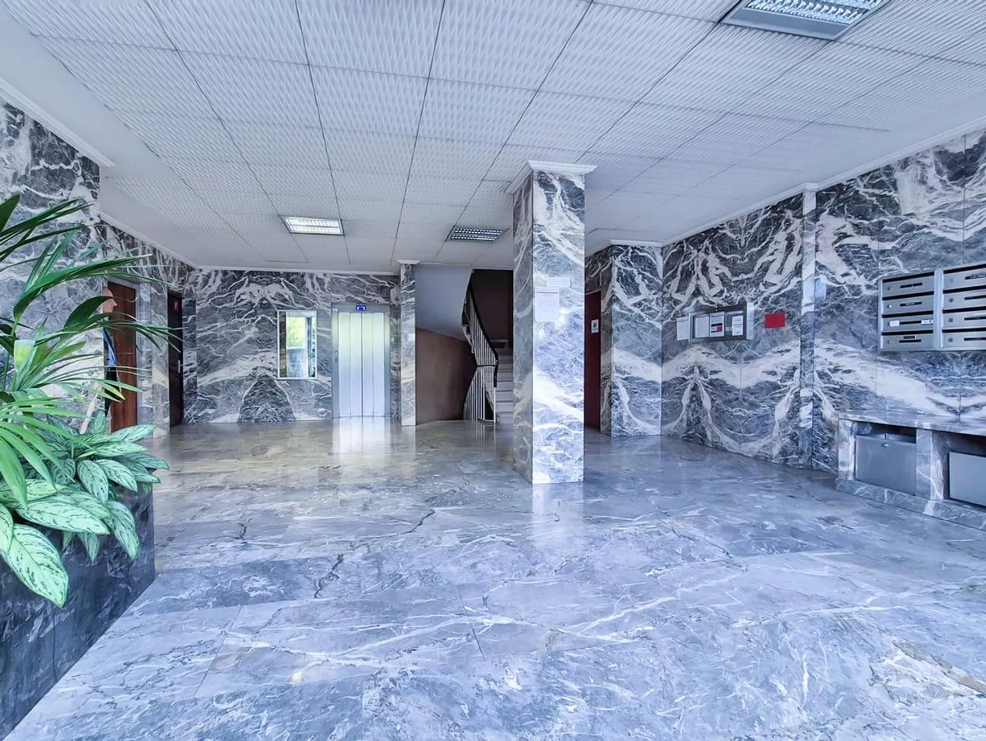 Premises with 154 m² of passage area, quietly located, 5 minutes from the airport - Photo 1 of 1