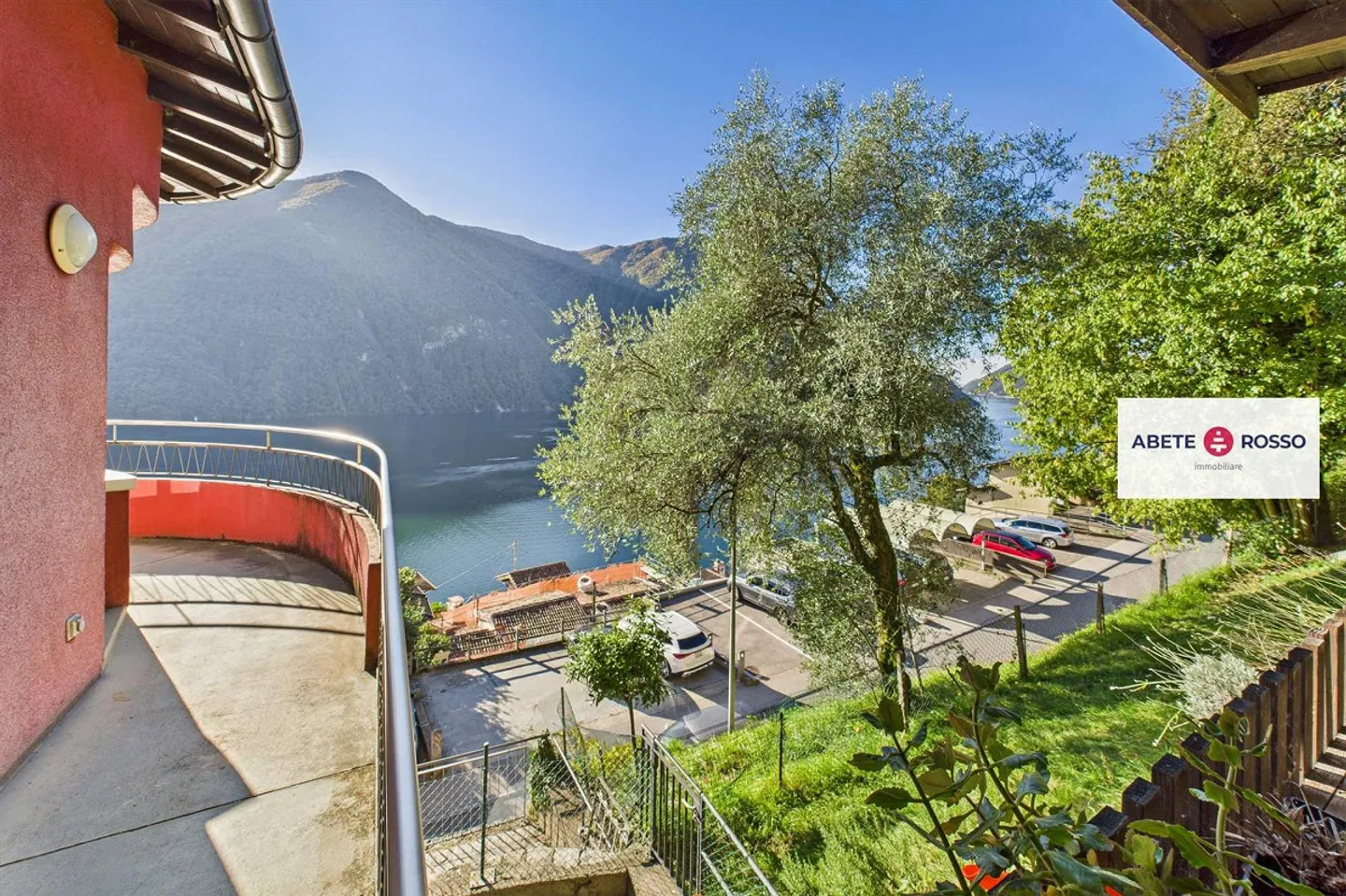 Semi-detached house with 2 apartments overlooking Lake Lugano - Photo 2 of 18