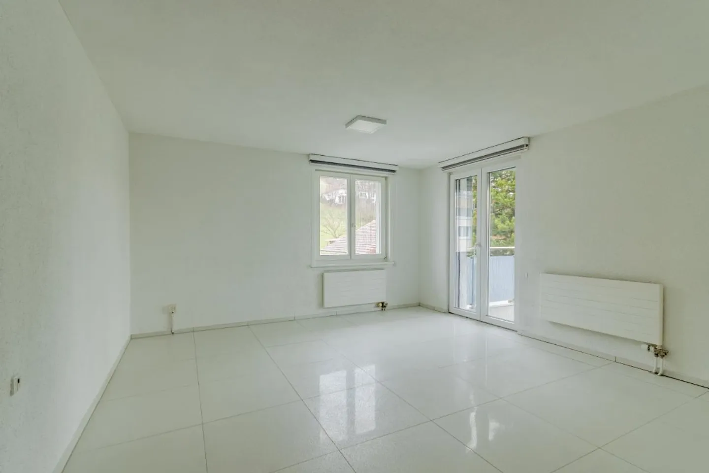 Bright 4.5-room apartment on the 1st floor with large balcony – Walde AG - Photo 2 of 5