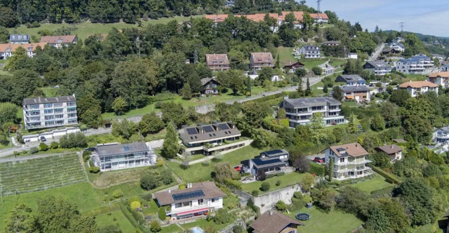 Luxury apartment with exceptional lake view - Photo 3 of 12
