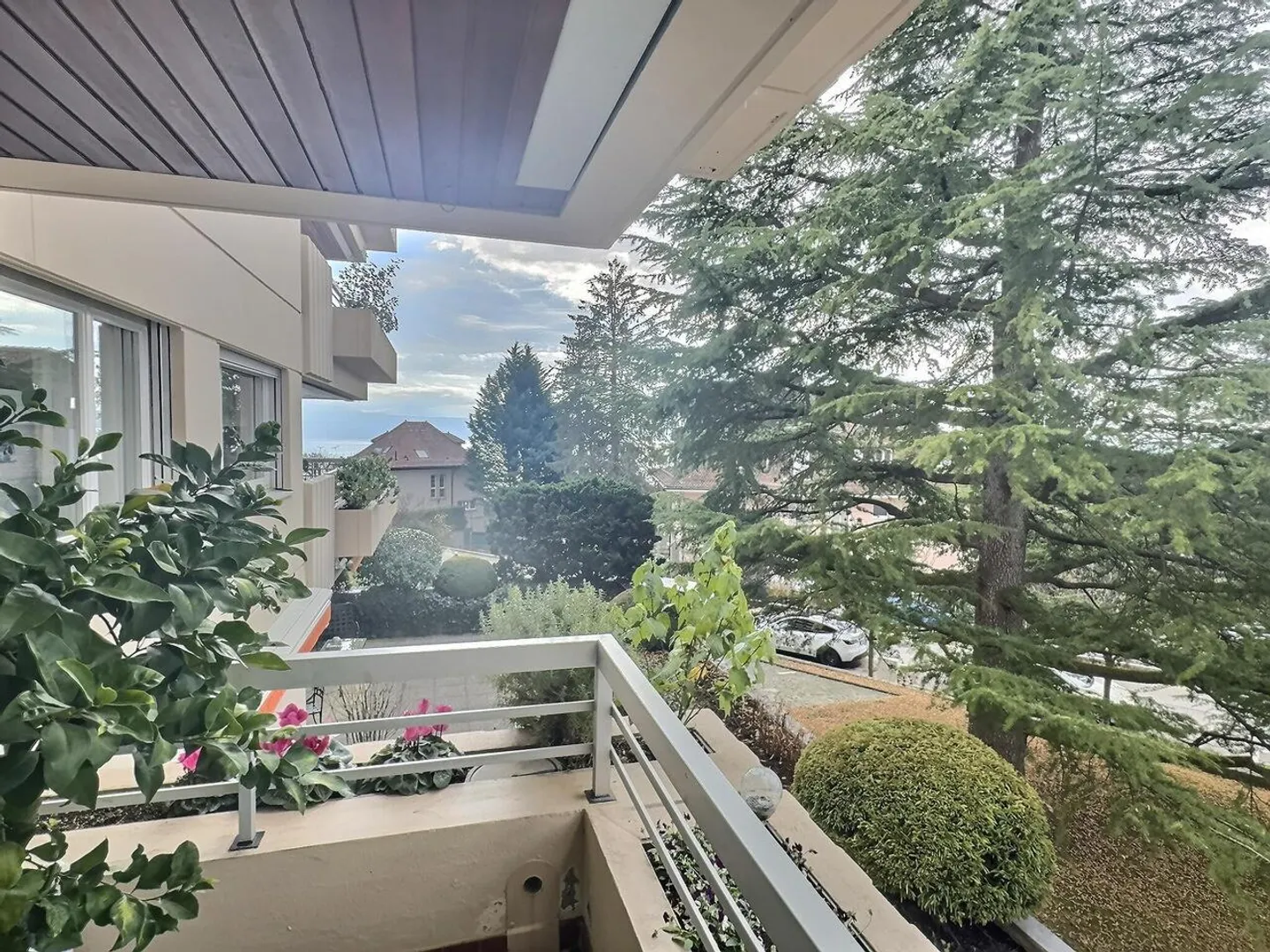 Bel Appartement avec Vue Lac - Photo 3 sur 16