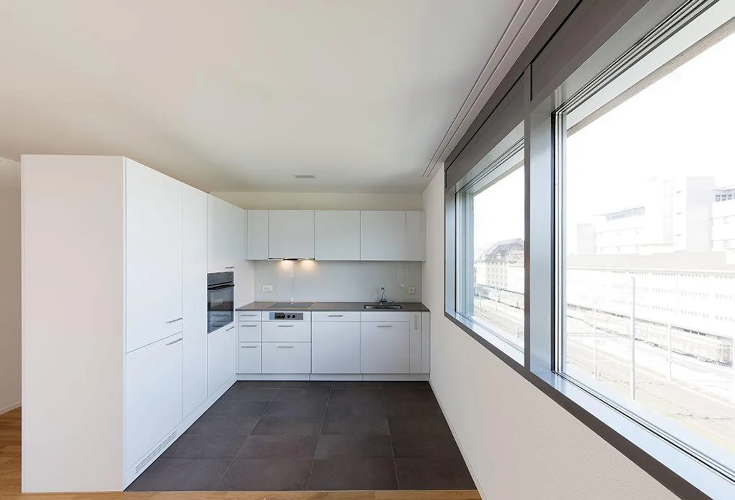 MODERN APARTMENT NEAR TRAIN STATION - Photo 1 of 5