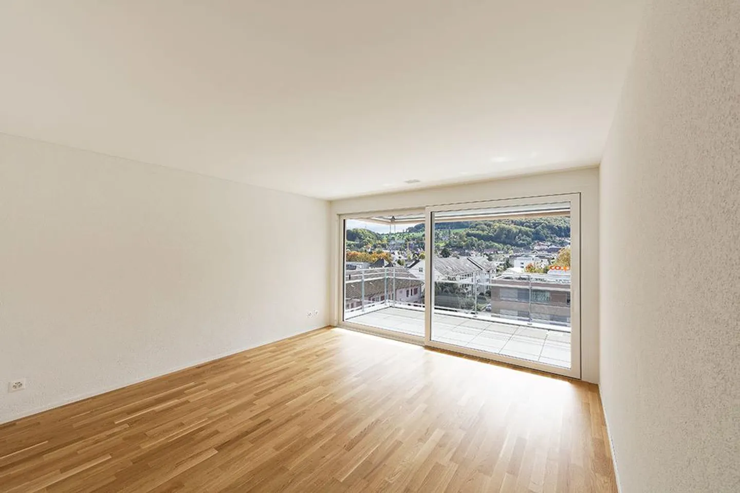 MODERN APARTMENT NEAR TRAIN STATION - Photo 2 of 5