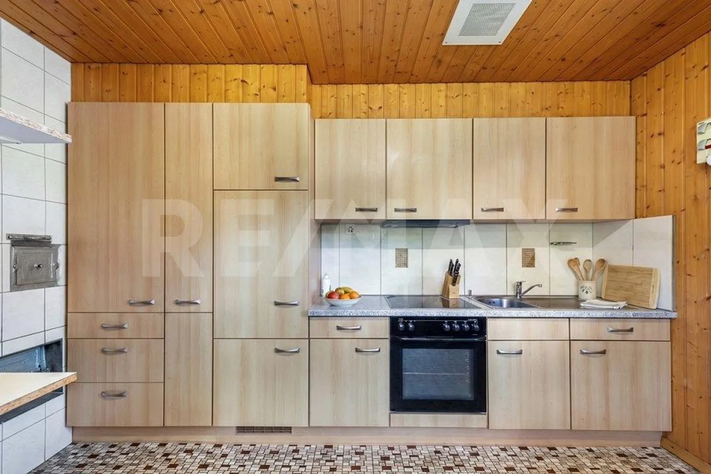 Single-family house with potential in the historic village center - Photo 4 of 13