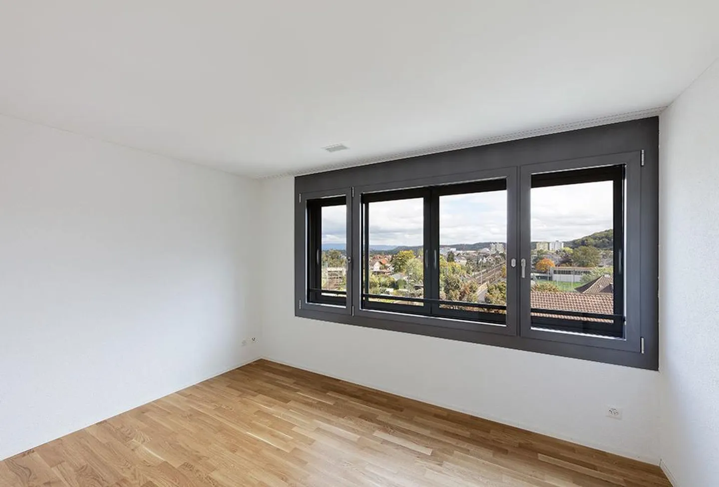 MODERN APARTMENT NEAR TRAIN STATION - Photo 3 of 5