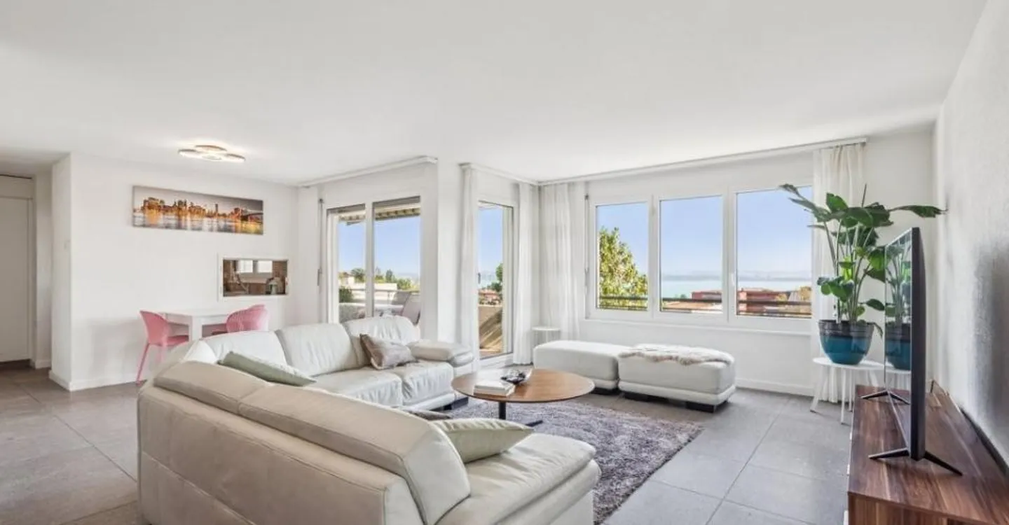 Appartamento di 4,5 locali con balcone e vista sul lago di Neuchâtel - Foto 2 di 9