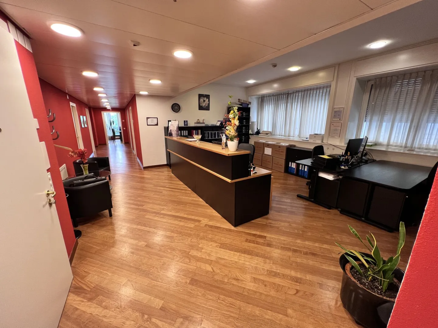 Office in one of the most prestigious and historic buildings in the city - Photo 3 of 4