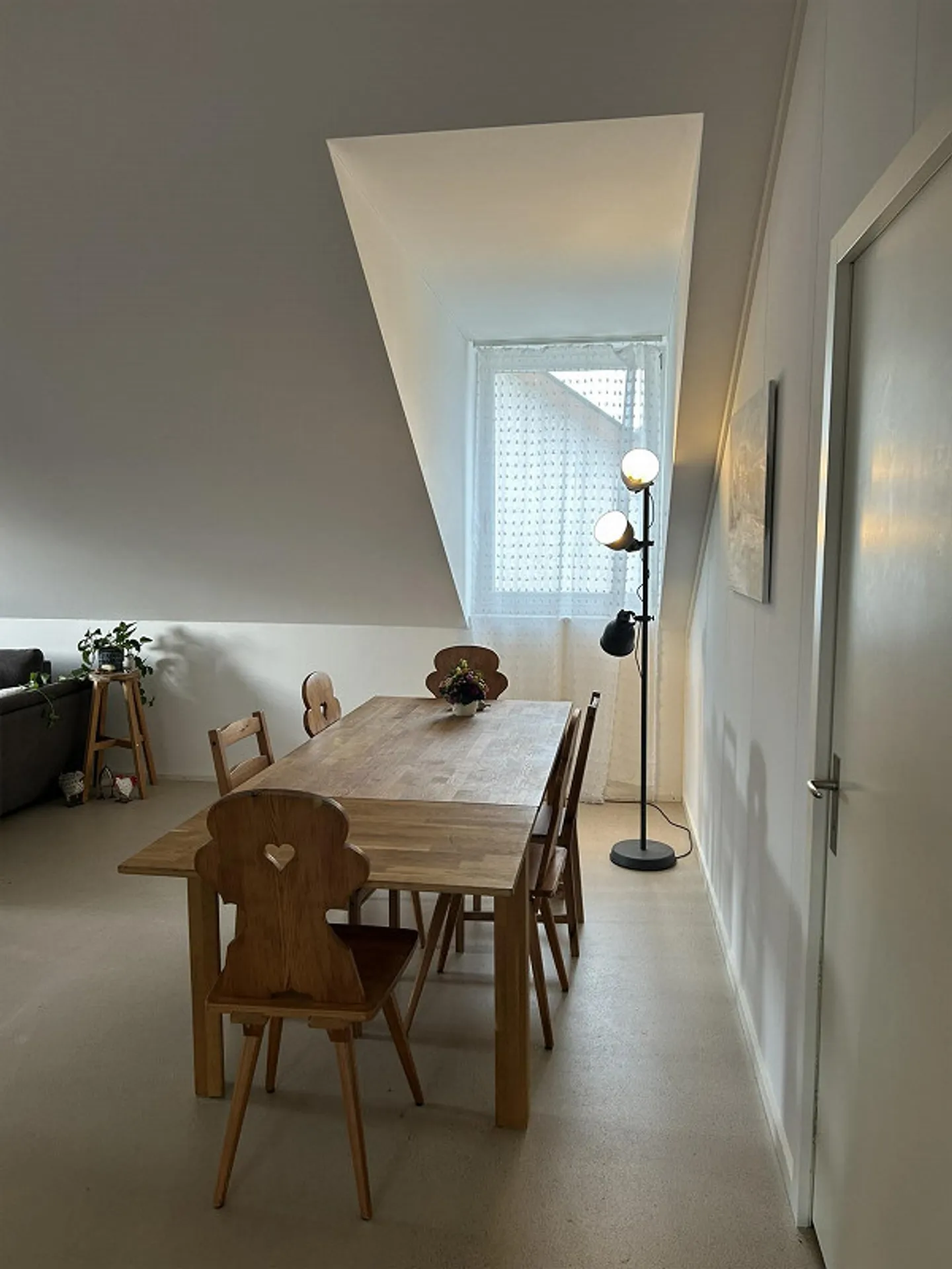 Luminoso appartamento mansardato di 3,5 locali con balcone e posto auto - Foto 3 di 9