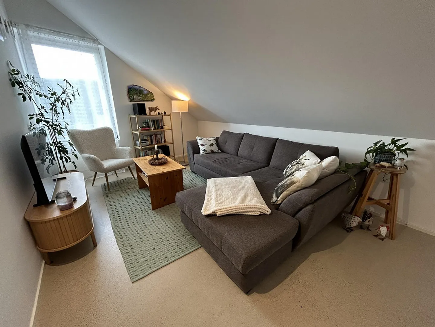 Luminoso appartamento mansardato di 3,5 locali con balcone e posto auto - Foto 4 di 9