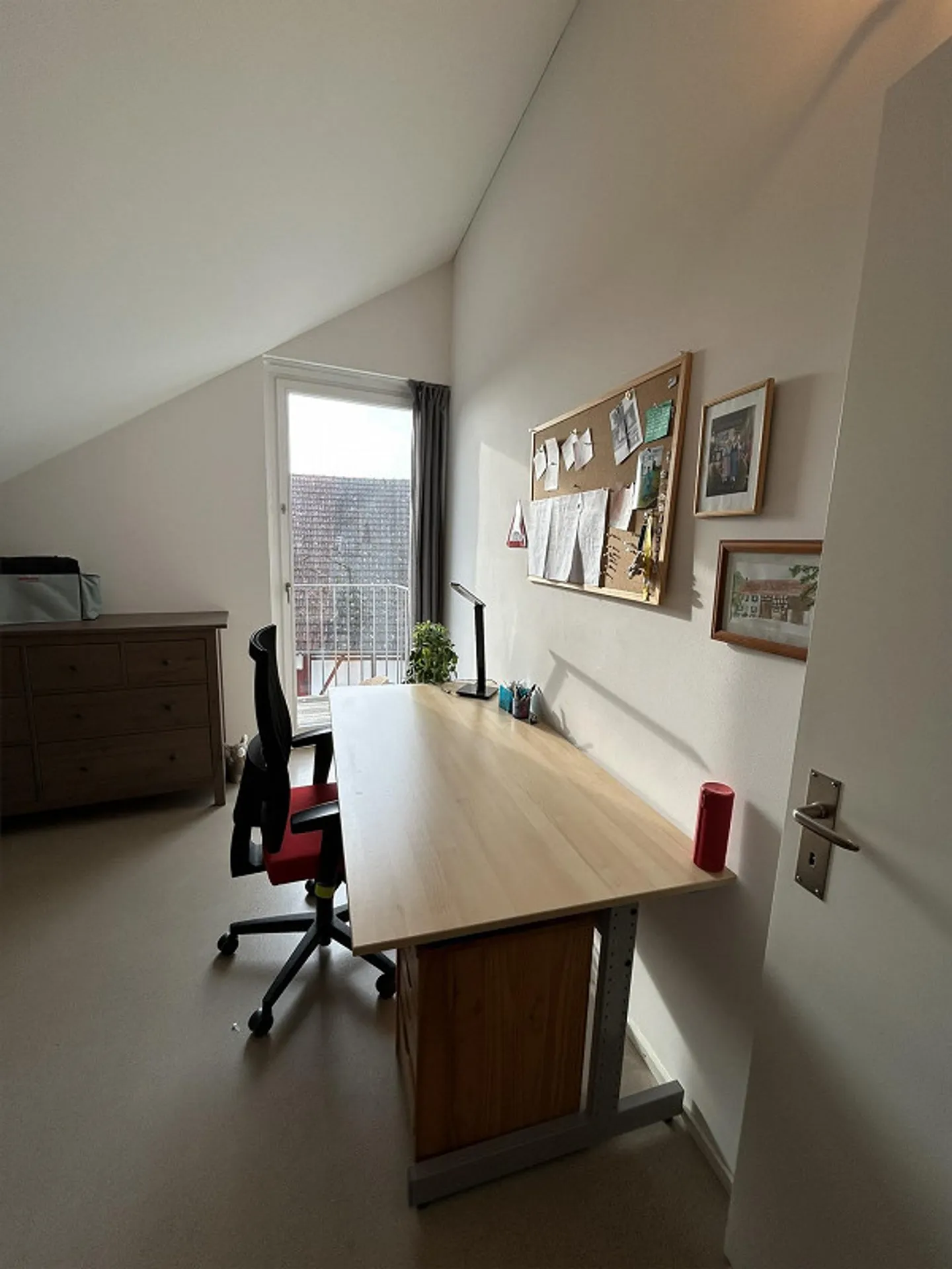 Luminoso appartamento mansardato di 3,5 locali con balcone e posto auto - Foto 6 di 9