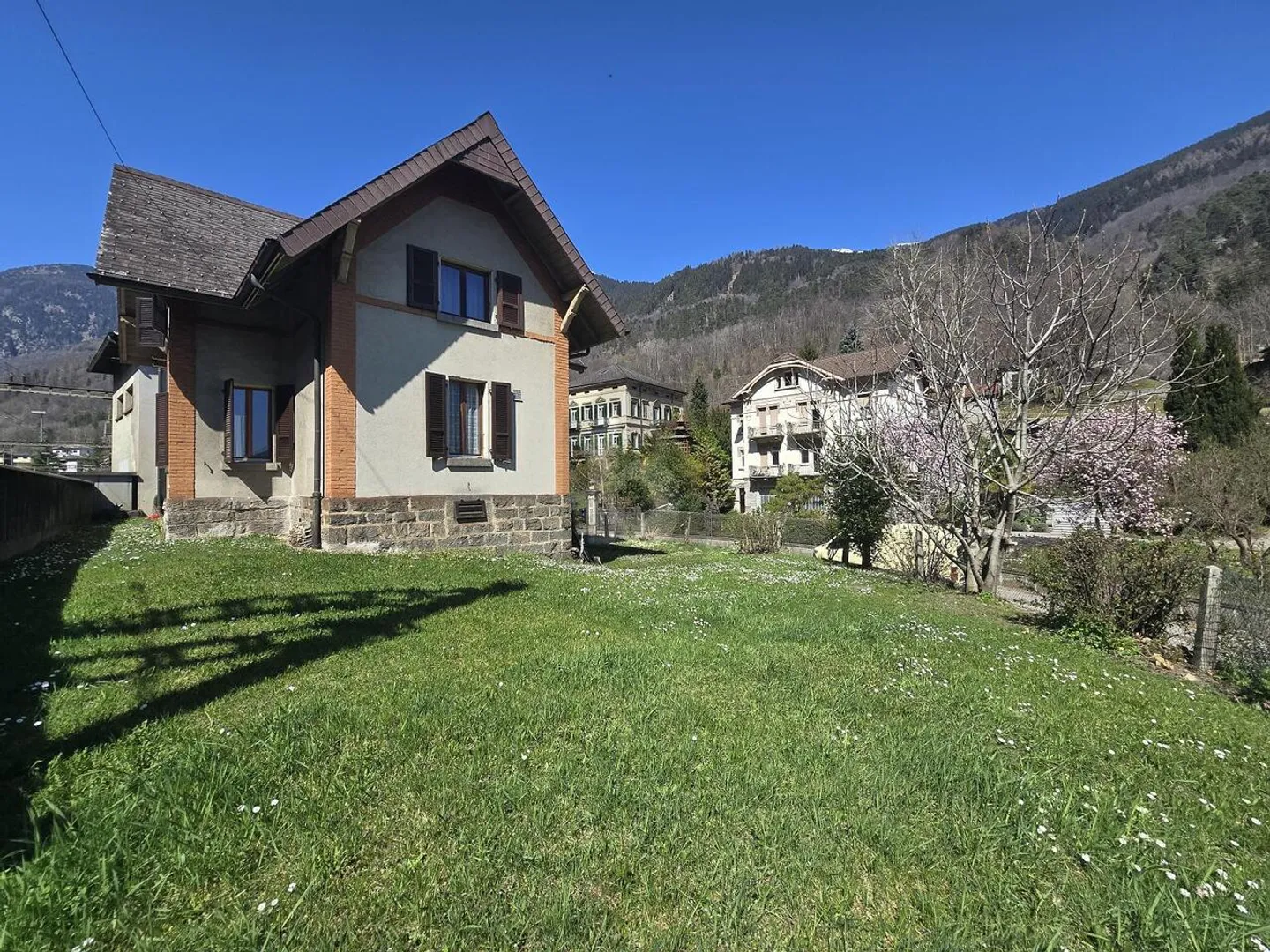 SPACIOUS AND SUNNY WITH A LARGE GARDEN - Photo 1 of 4