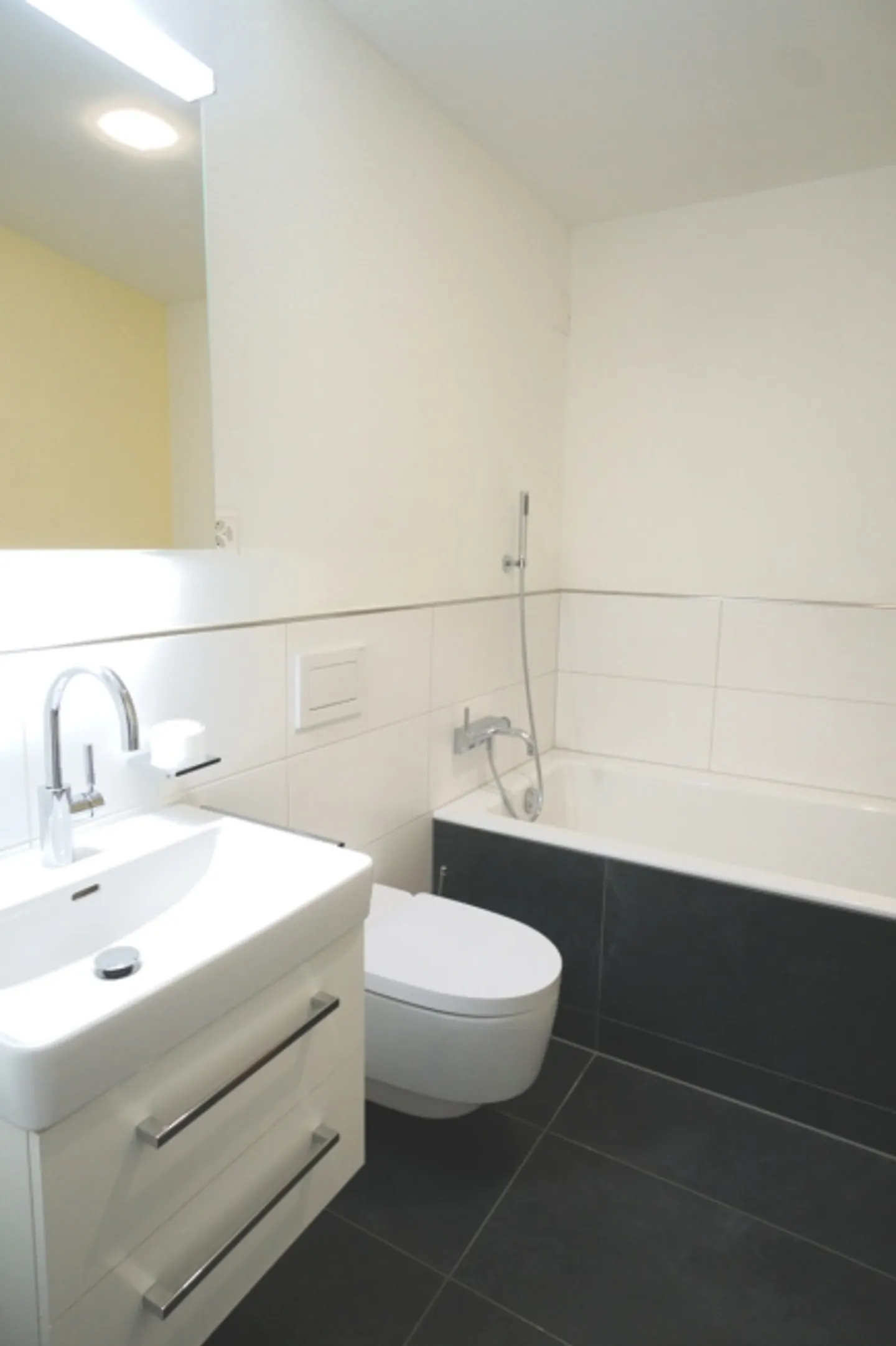 Charming garden apartment with top construction standard - Photo 5 of 14