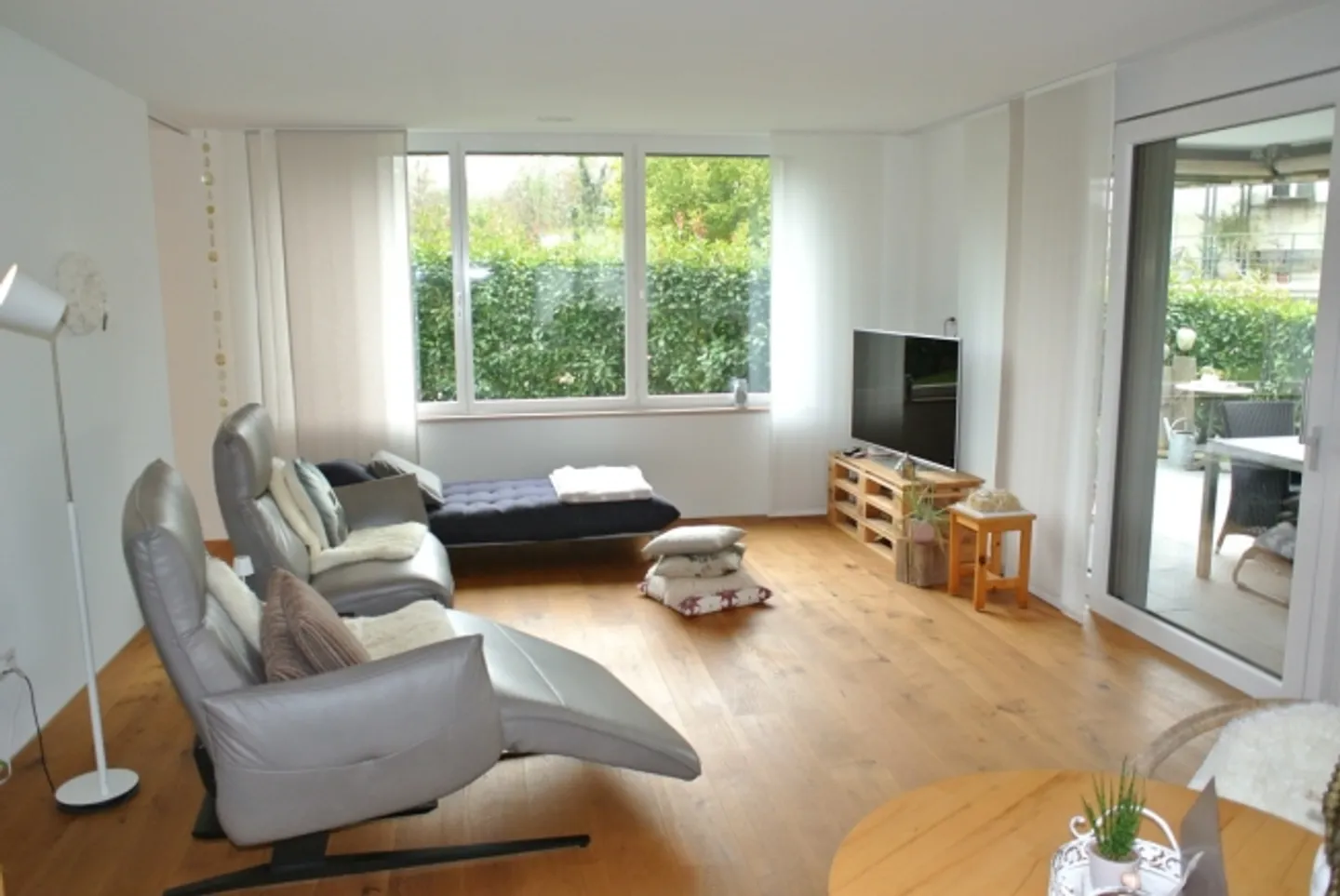 Charming garden apartment with top construction standard - Photo 8 of 14
