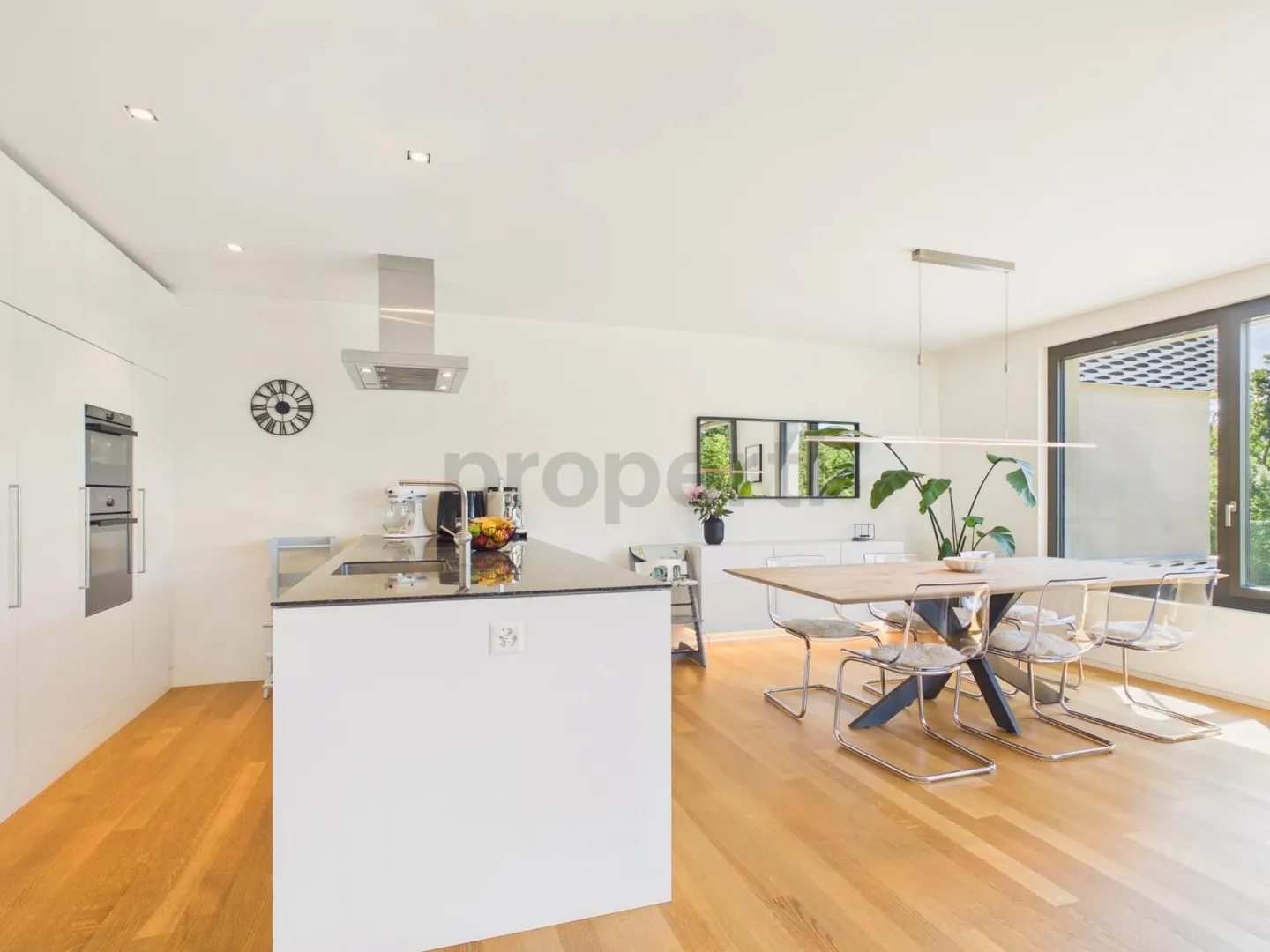 Appartamento moderno con balcone - Foto 1 di 12