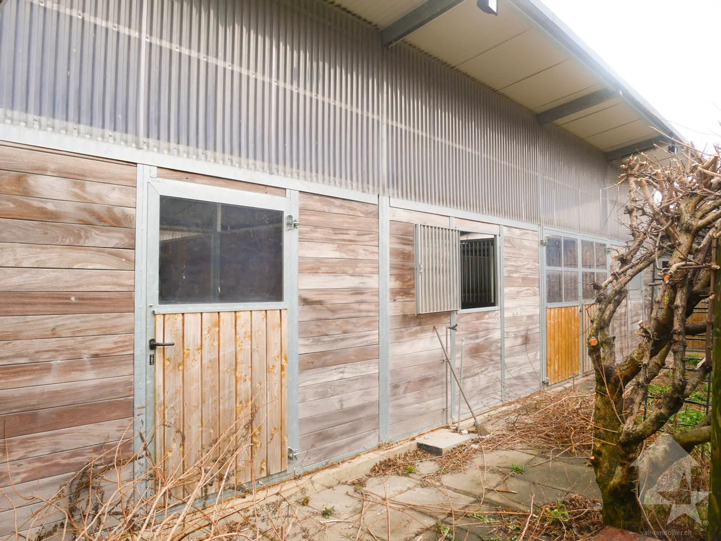 Spacieuse villa de 4,5 pièces avec boxes à chevaux et paddock - Photo 2 sur 19