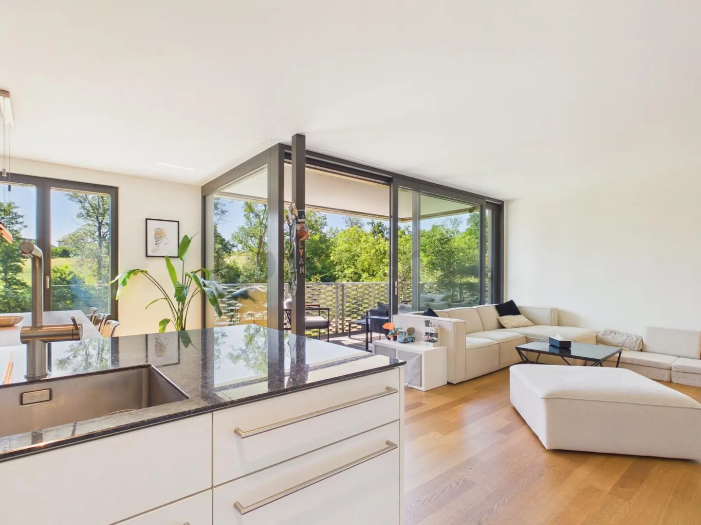 Appartamento moderno con balcone - Foto 2 di 12