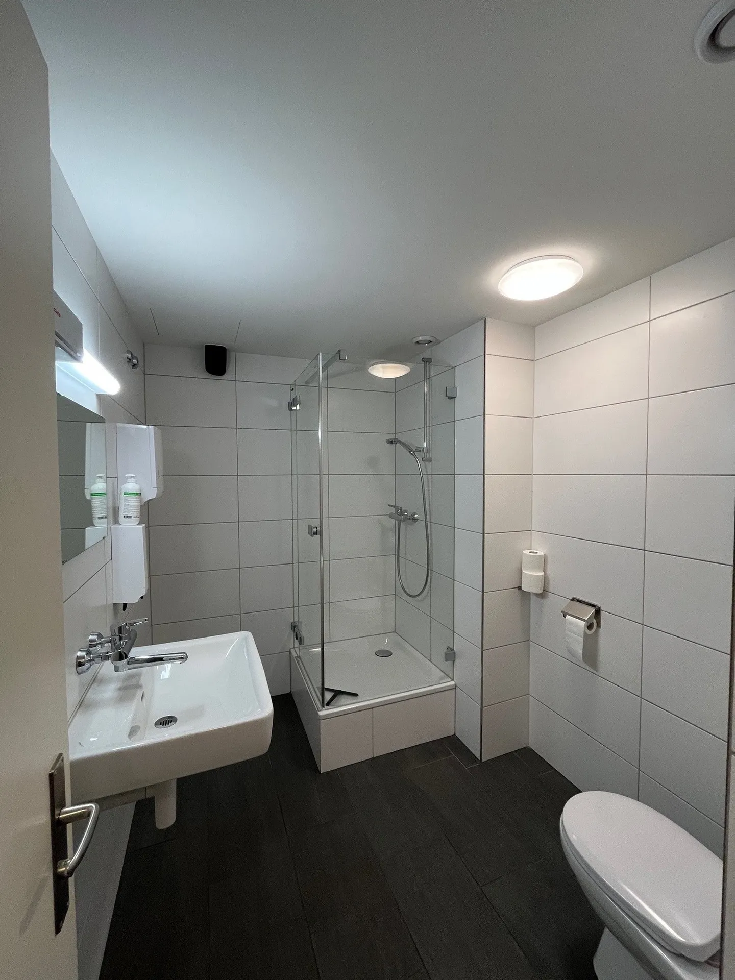 Modern office spaces for rent in prime location in Basel - Photo 7 of 10