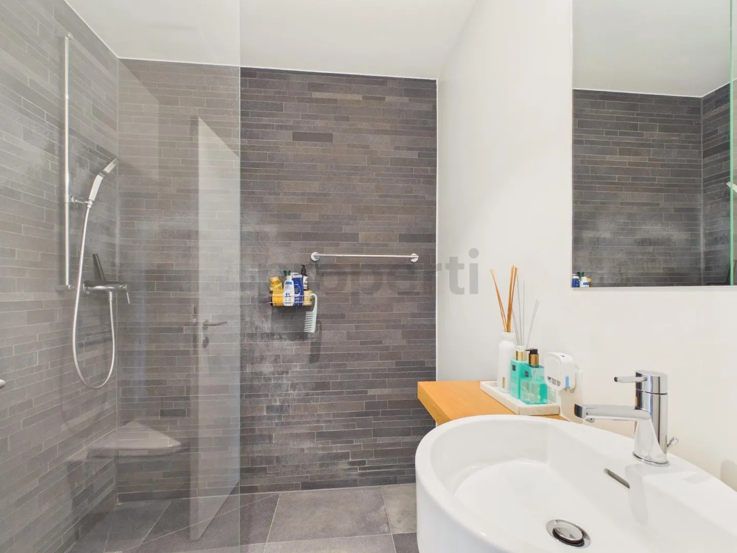 Appartamento moderno con balcone - Foto 10 di 12