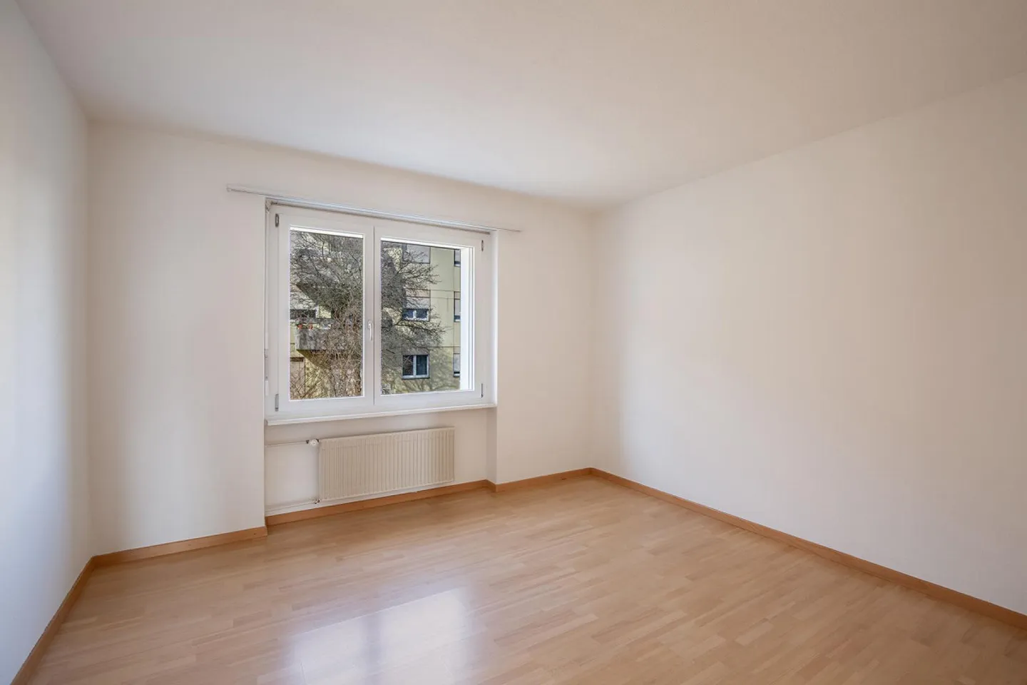 Appartamento moderno e ben curato di 4,5 locali in posizione tranquilla con vista - Foto 6 di 10