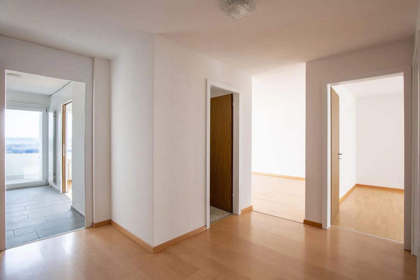 Appartamento moderno e ben curato di 4,5 locali in posizione tranquilla con vista - Foto 8 di 10