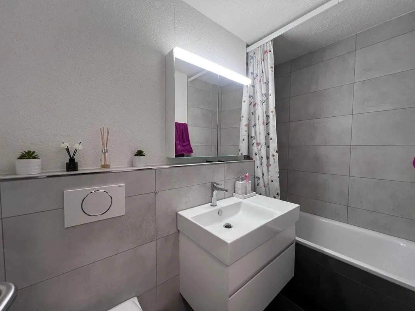 High-quality renovated 5.5-room apartment in a family-friendly location - Photo 3 of 4