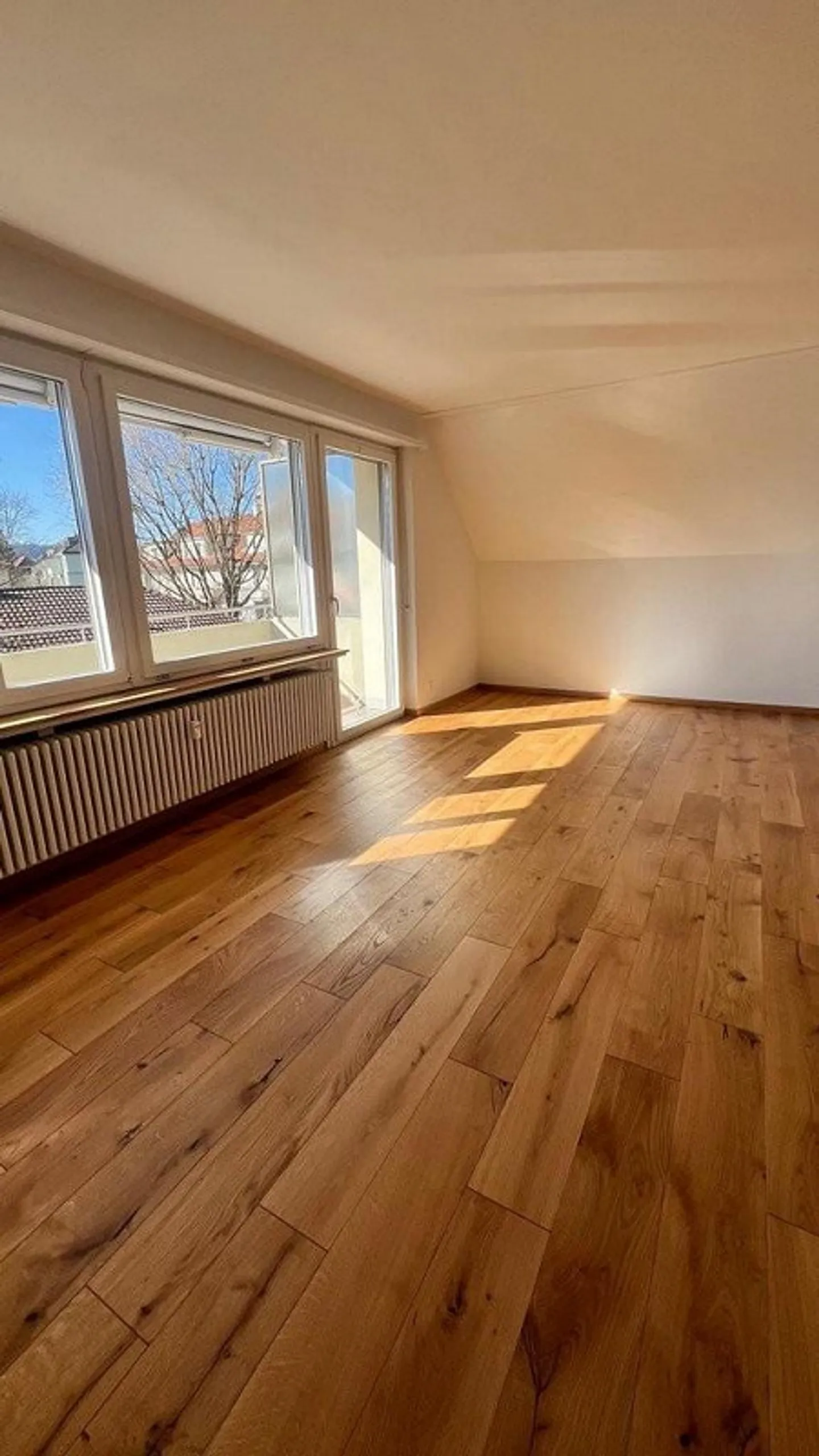 High-quality renovated 5.5-room apartment in a family-friendly location - Photo 4 of 4