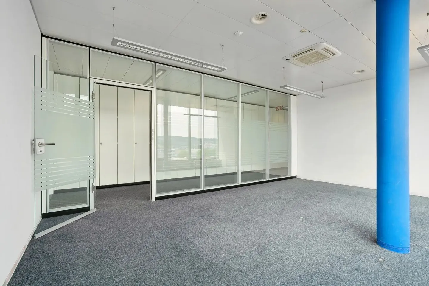 Commercial à louer, Kasernenstrasse 1, à Bachenbülach, Suisse - Photo 3 sur 13