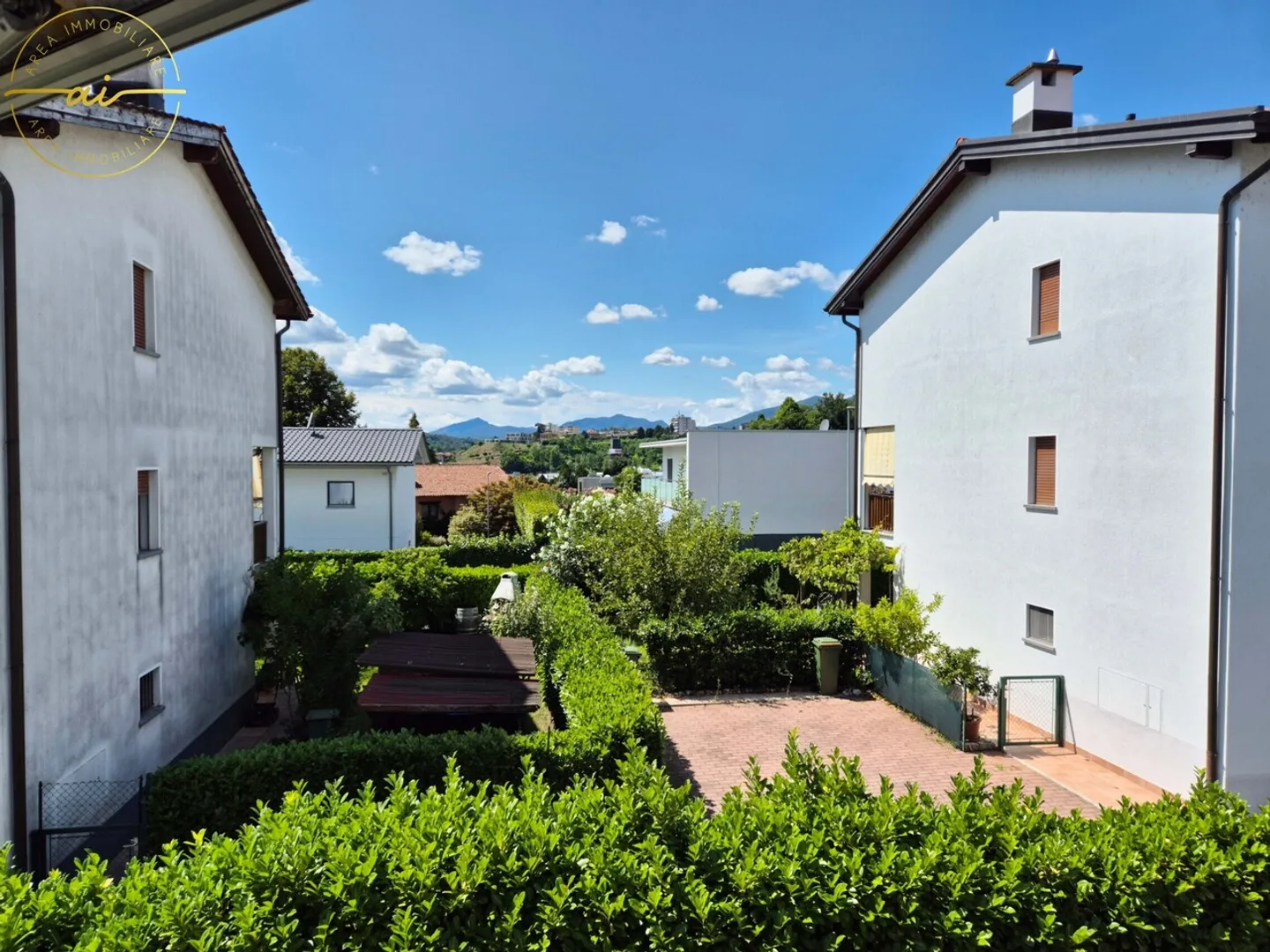 VILLETTA CONTIGUA DI 5.5 LOCALI CON GIARDINO A MORBIO - Foto 2 di 13
