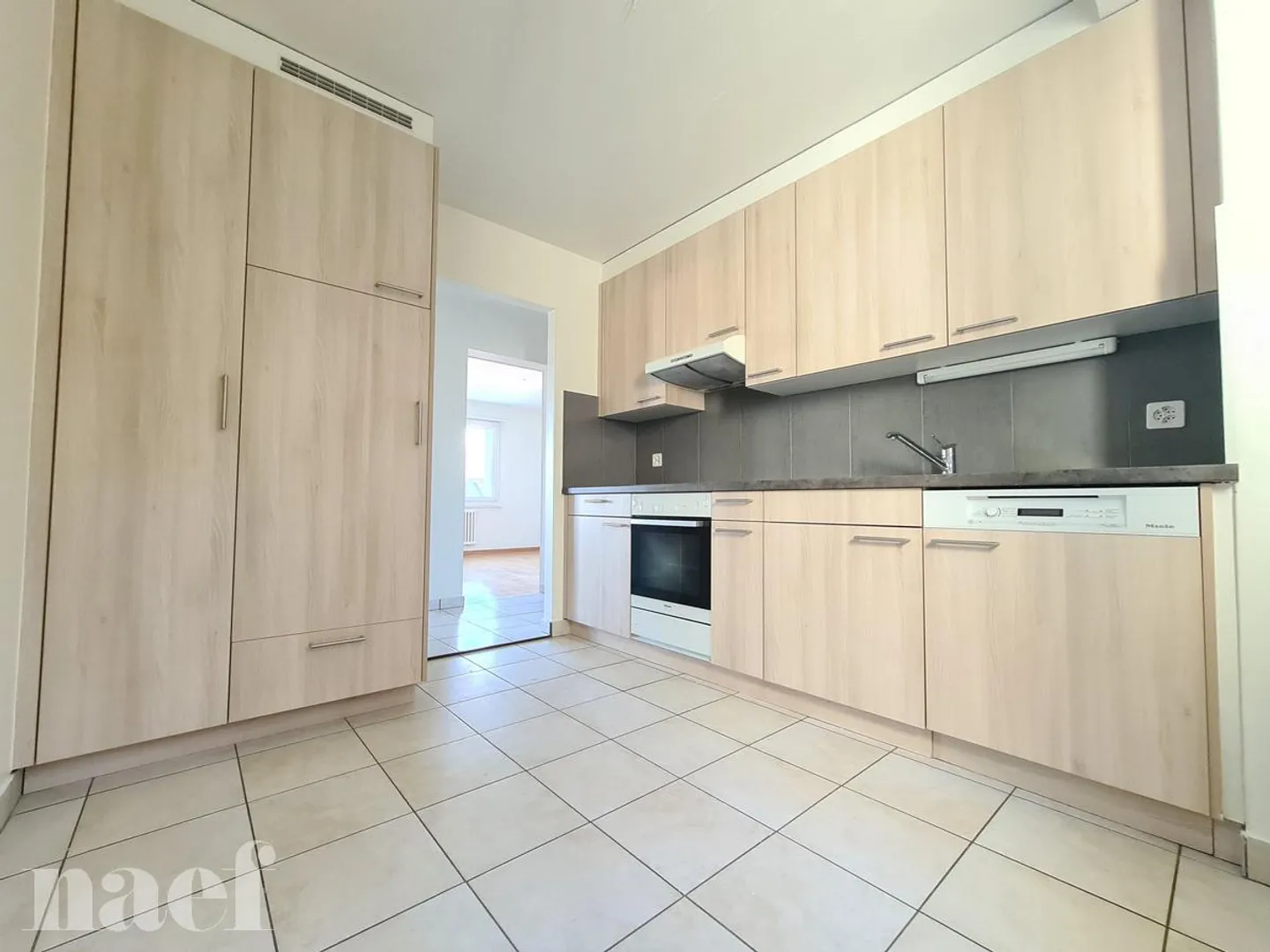 Beautiful apartment located a stone's throw from the CFF train station and shops. - Photo 2 of 8