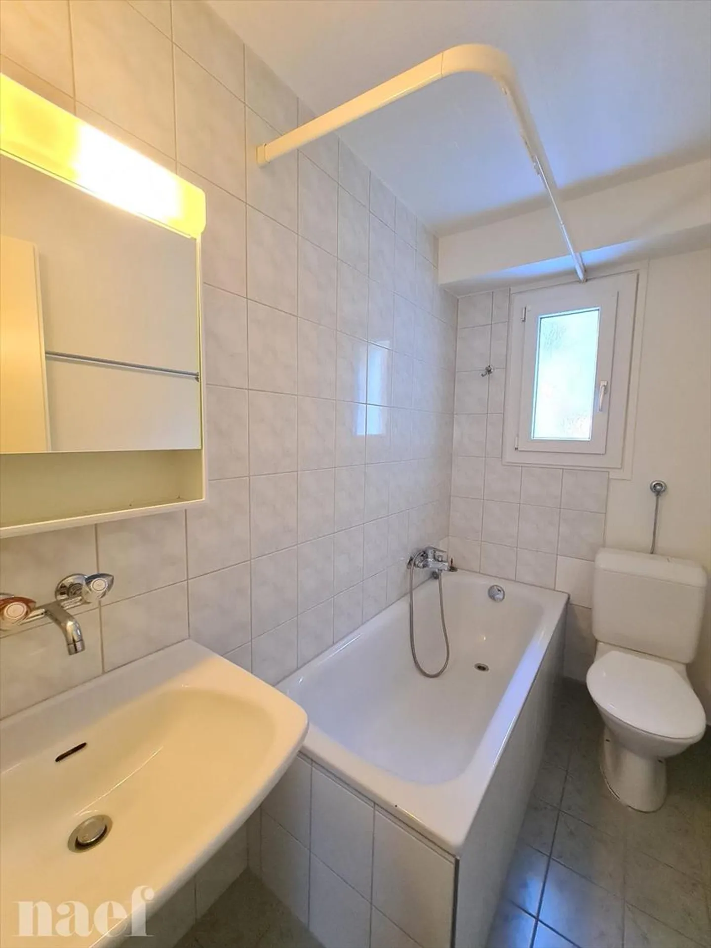 Beautiful apartment located a stone's throw from the CFF train station and shops. - Photo 3 of 8