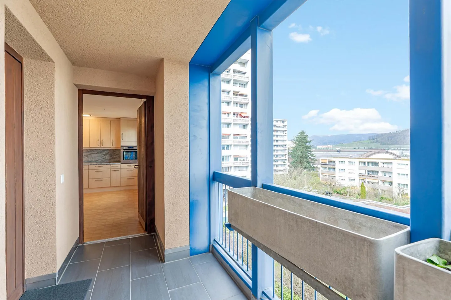 Maisonette de 4,5 pièces avec terrasse sur le toit - Photo 2 sur 12