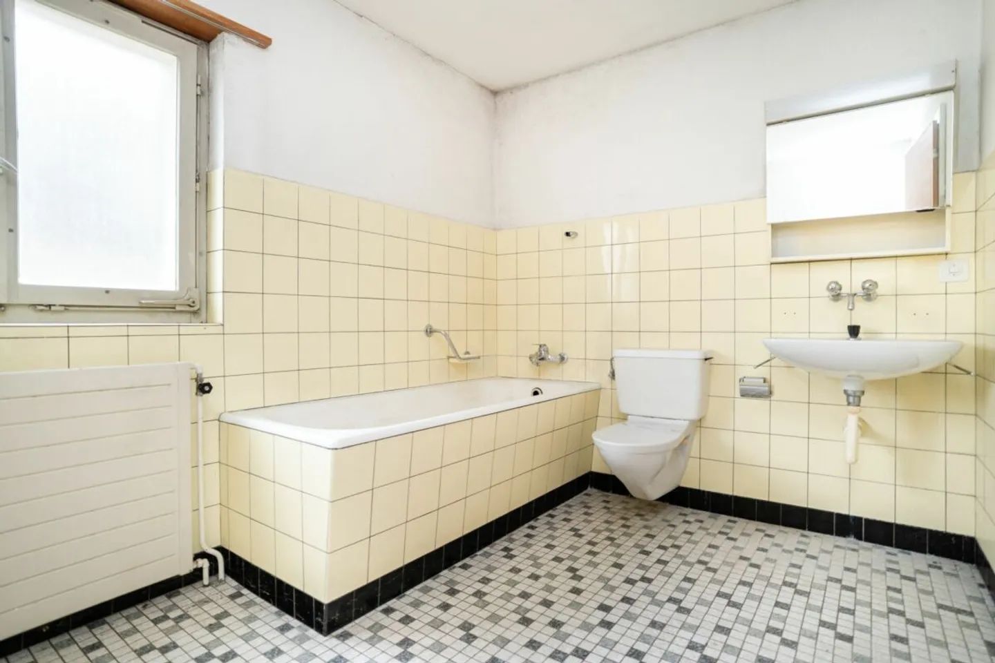 Affascinante casa nel centro storico con potenziale di sviluppo vicino al lago - Foto 5 di 23