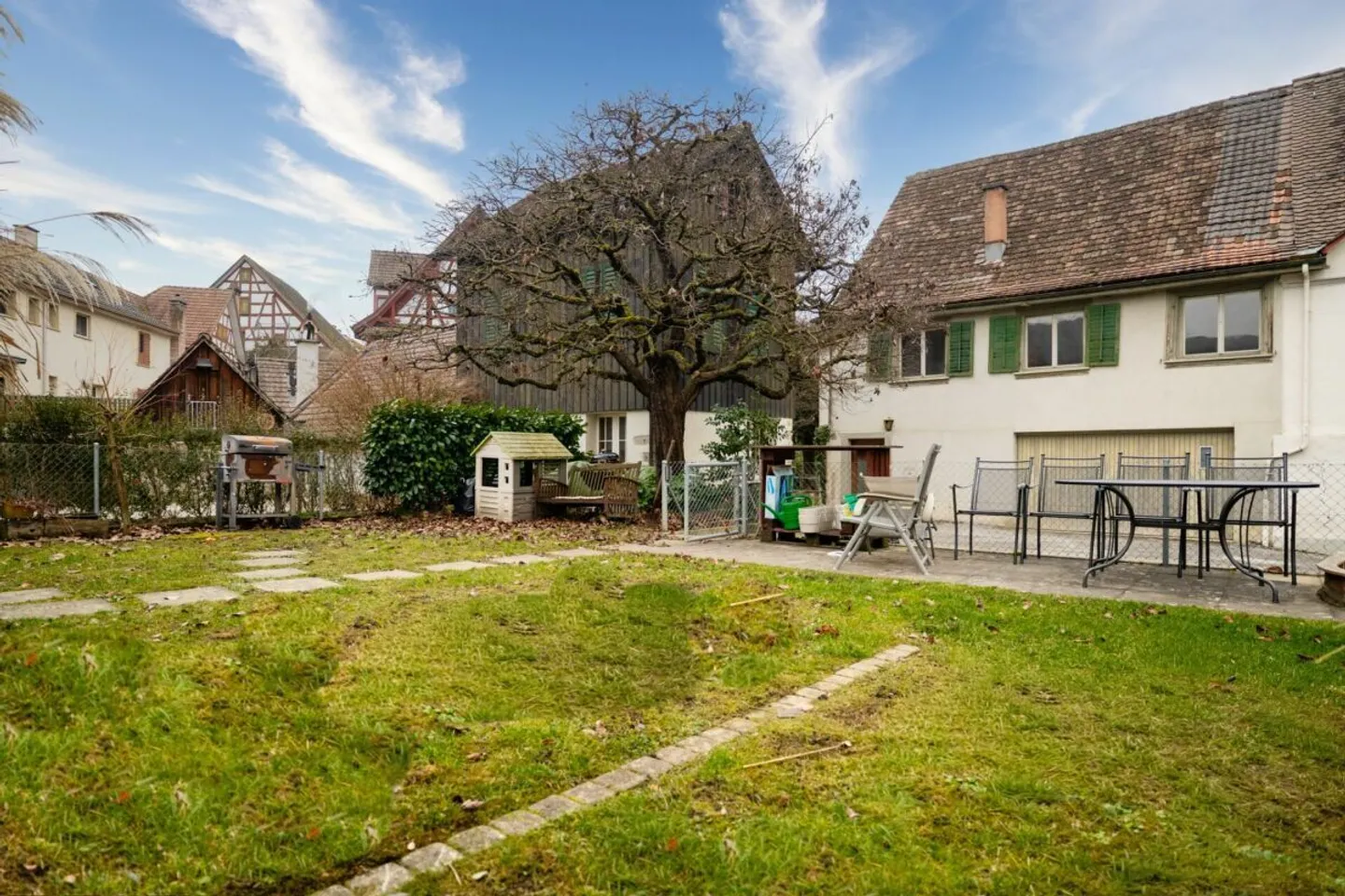 Affascinante casa nel centro storico con potenziale di sviluppo vicino al lago - Foto 2 di 23