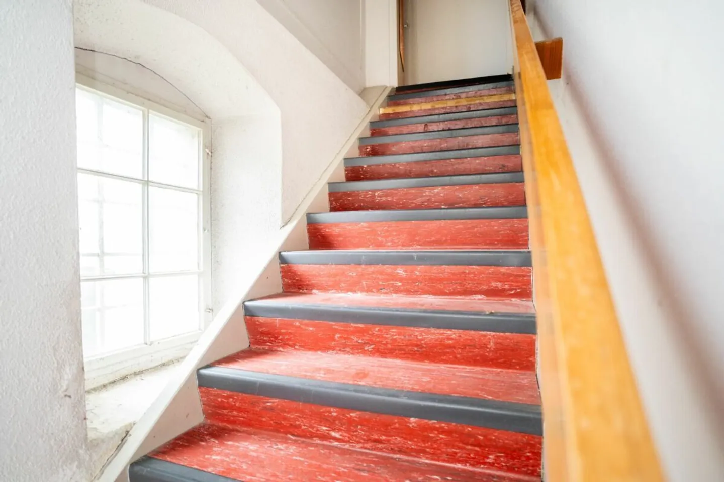 Affascinante casa nel centro storico con potenziale di sviluppo vicino al lago - Foto 12 di 23