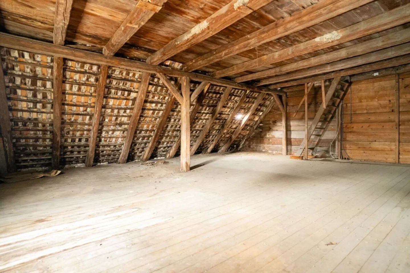 Affascinante casa nel centro storico con potenziale di sviluppo vicino al lago - Foto 16 di 23