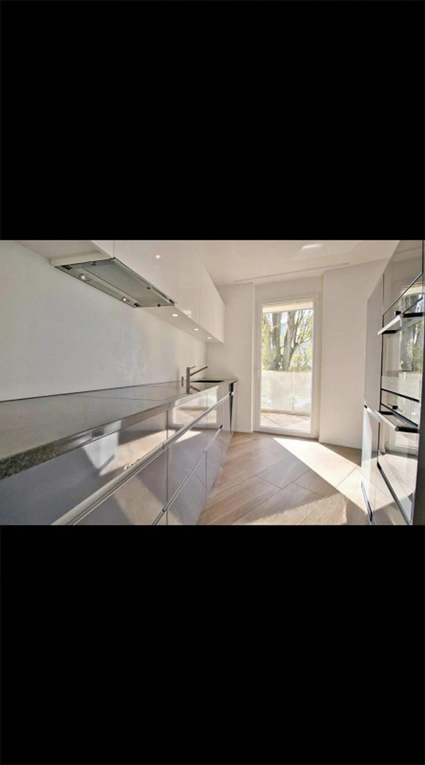 Moderno appartamento di 4,5 stanze con terrazza e lavatrice privata - Foto 3 di 11