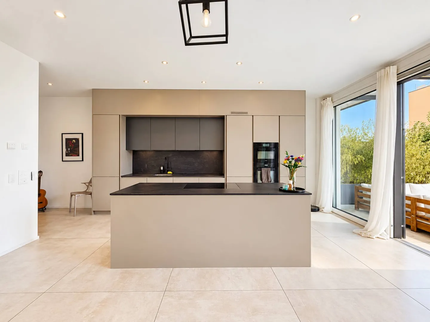 Elegante appartamento 3.5 locali con terrazza e giardino privato - Foto 3 di 11