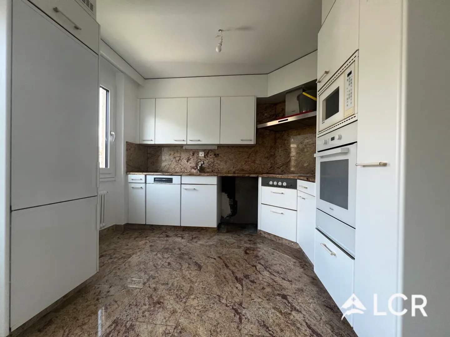 Schönes Apartment mit 4.5 Zimmern / 3 Schlafzimmern / 1 Badezimmer / 2 Balkonen - Foto 4 di 13