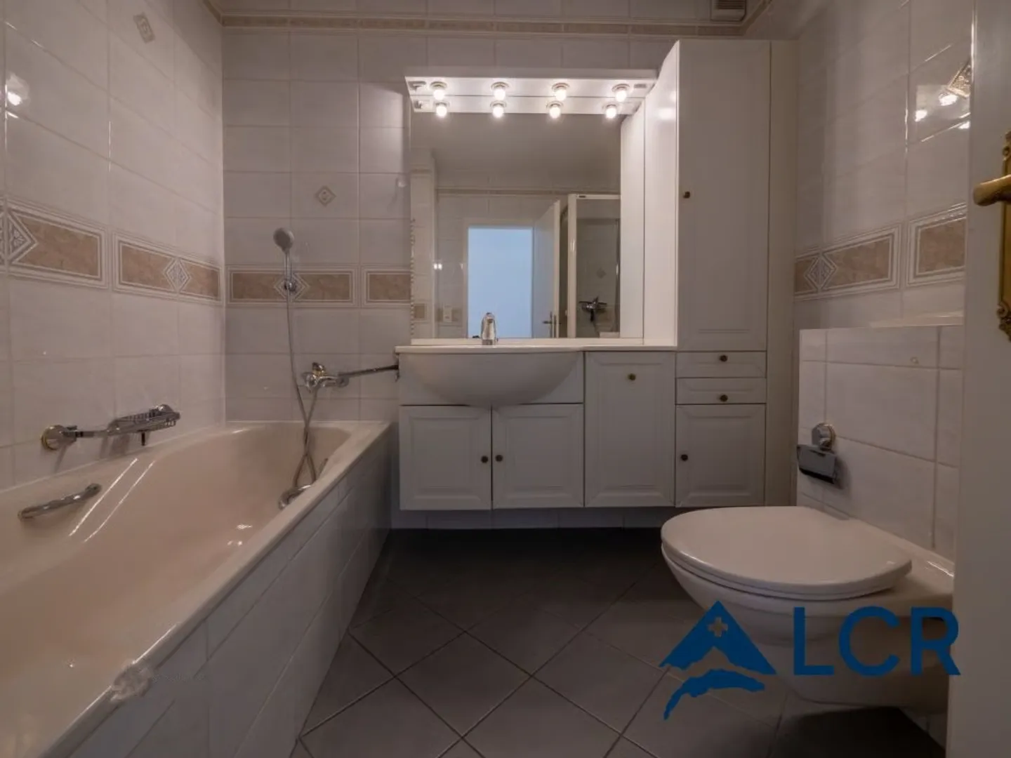 Schönes Apartment mit 4.5 Zimmern / 3 Schlafzimmern / 1 Badezimmer / 2 Balkonen - Foto 9 di 13
