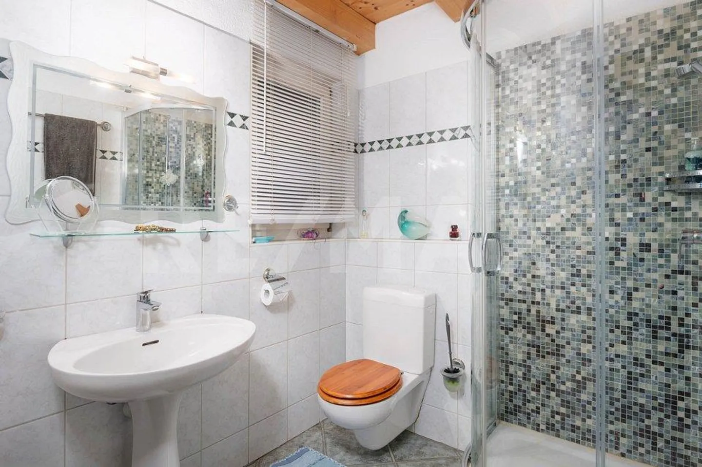 Fog-free location! Renovated, well-maintained with idyllic garden - Photo 11 of 13